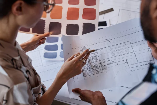 Tasarım Projesi Için Kat Planlarını Renk Örneklerini Tartışan Iki Mimarın — Stok fotoğraf