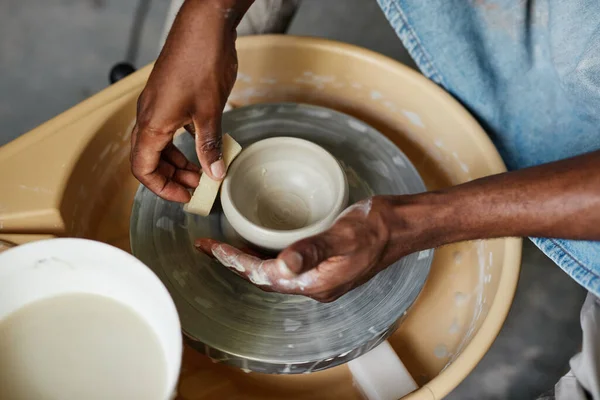 用陶瓷轮和手工制陶的黑人青年男性手的头像 — 图库照片