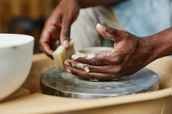 陶器のホイールを使用した男性の手のクローズアップとアートクラスの手作りセラミックス — ストック写真