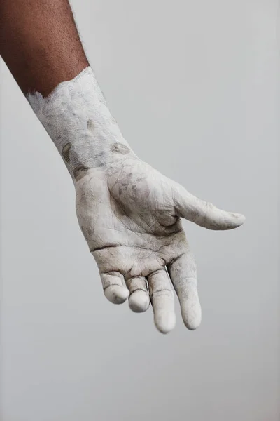 Beyaz Boyayla Kaplanmış Erkek Elinin Dikey Yakın Çekimi — Stok fotoğraf