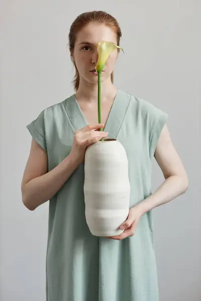 Fir Jovem Segurando Vaso Cerâmica Artesanal Com Flor Lírio Calla — Fotografia de Stock