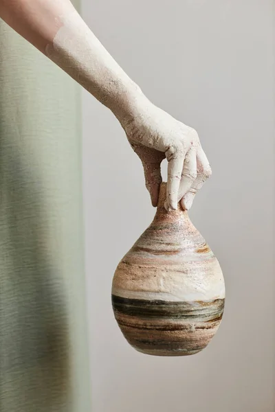 Kadın Elinin Seramik Parçayı Sarmaladığı Minimum Konsept Fotoğraf — Stok fotoğraf