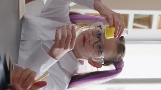 Вертикальна Талія Дівчини Дев Ятнадцяти Шкіл Вивчає Хімічні Реакції Під — стокове відео