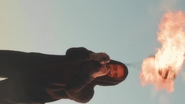 Вертикальний Середній Знімок Молодого Професійного Чоловіка Художниці Жонглювання Двома Палаючими — стокове відео