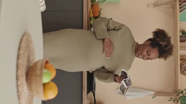 Függőleges Közepes Lövés Fiatal Afro Amerikai Terhes Simogatja Hasát Miközben — Stock videók