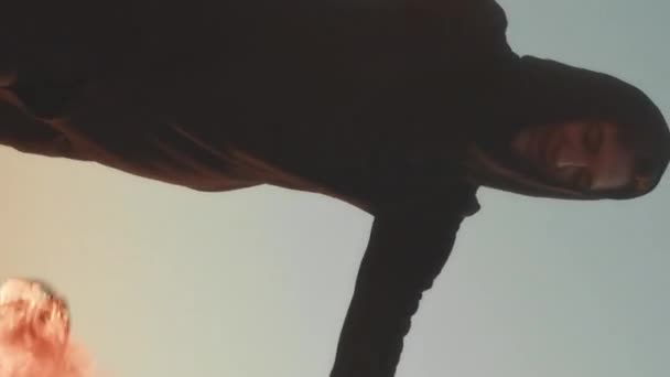 夕阳西下户外 天才青年旋转火锅的垂直中景拍摄 — 图库视频影像