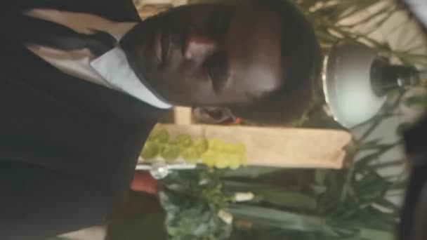 Cassapanca Verticale Elegante Sposo Afroamericano Che Regola Cravatta Nera Davanti — Video Stock