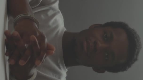 Zoom Vertical Sur Portrait Homme Noir Arrêté Regardant Avec Frustration — Video