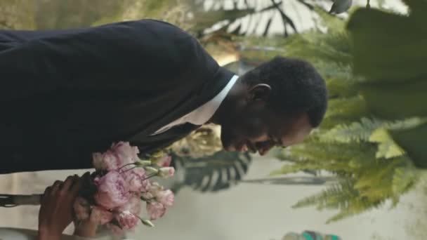 Vertikální Střední Záběr Krásné Mladé Novomanželé Černý Pár Líbání Svatebním — Stock video