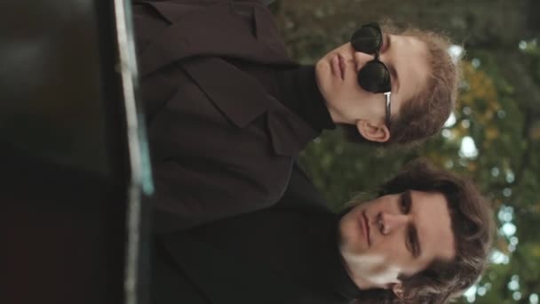 Plan Vertical Moyen Jeune Couple Caucasien Deuil Noir Regardant Cercueil — Video