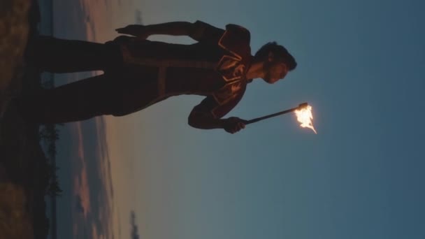 Vertikale Mittlere Aufnahme Eines Professionellen Tapferen Künstlers Der Feuer Aus — Stockvideo