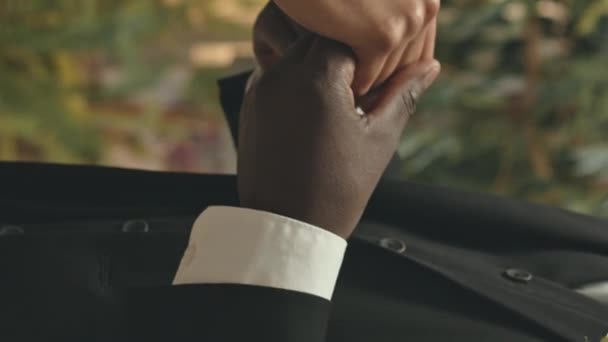 在用鲜活植物装饰的美丽地方举行的婚礼上 一对无法辨认的多民族夫妇手牵手的垂直剪影 — 图库视频影像