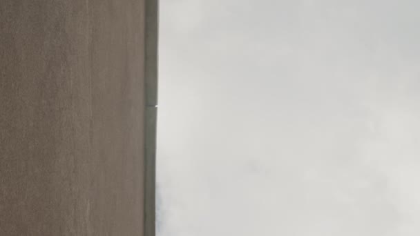Függőleges Alsó Nézet Akrobatikus Srác Ugrás Épületről Épületre Miközben Csinál — Stock videók