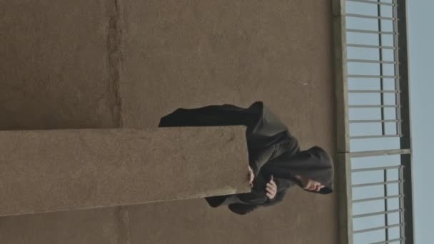 Baixo Ângulo Tiro Vertical Homem Misterioso Capuz Preto Vestido Sentado — Vídeo de Stock