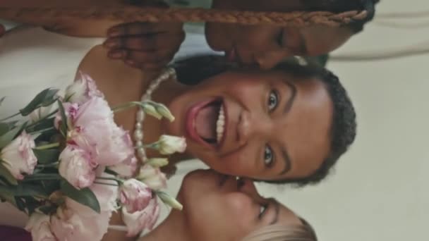 Ralentissement Vertical Deux Demoiselles Honneur Afro Américaines Embrassant Jeune Belle — Video