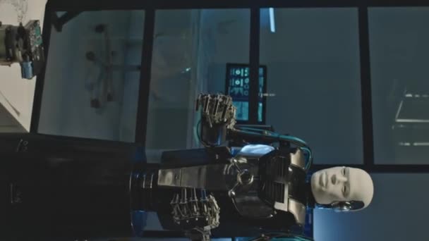 Pionowe Bez Ludzi Dolly Kadrze Humanoidalnego Robota Ciemnym Futurystycznym Laboratorium — Wideo stockowe