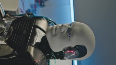 Bilimsel atölyede hiç kimse insansı robotun belini aşamaz.