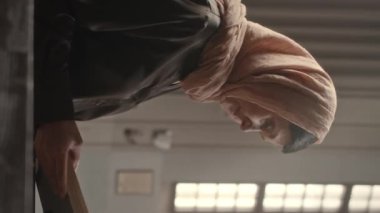 Katolik Kilisesi 'nde türban okuyan Kafkas kadın cemaatinin dikey resmi.