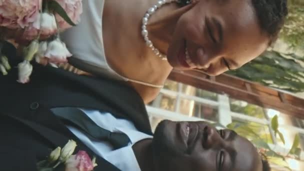 Vertikální Handheld Pov Novomanželé Mladý Afroameričan Manžel Manželka Nahrávání Selfie — Stock video