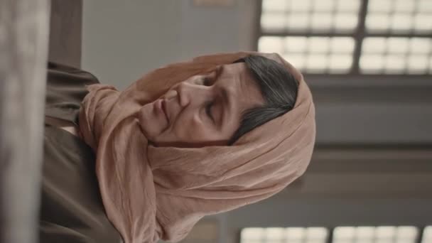 Pecho Vertical Mujer Caucásica Madura Pañuelo Para Cabeza Rezando Mientras — Vídeos de Stock