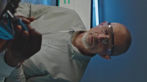 Orta Yaşlı Beyaz Erkek Robotik Mühendisi Afrikalı Amerikalı Meslektaşı Geceleri — Stok video