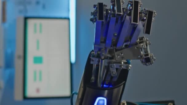 Függőleges Közelkép Felvétel Humanoid Robot Szorító Unclenching Kezét Laborban — Stock videók