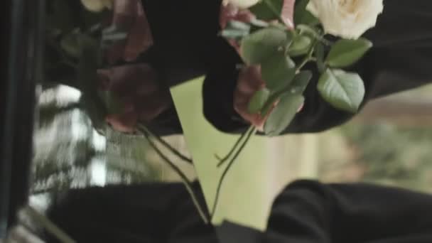 Vertical Cortado Tiro Viúva Irreconhecível Casaco Preto Longo Colocando Rosas — Vídeo de Stock