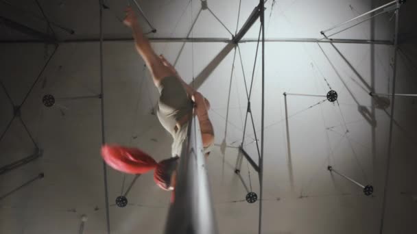 Снимок Акробатической Молодой Рыжеволосой Стройненькой Женщины Обтягивающих Танцах Шесте Крутящейся — стоковое видео