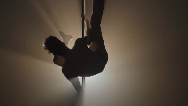 Pełne Ujęcie Sylwetki Akrobatycznego Męskiego Tancerza Rurze Wykonującego Artystyczne Wykonanie — Wideo stockowe