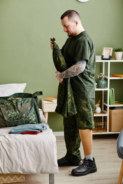 Sidevisning Portrett Militærveteran Med Protese Bein Pakking Hæruniform – stockfoto