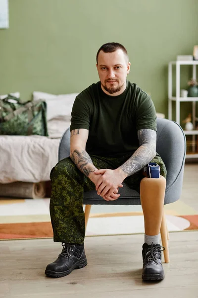 Ritratto Figura Intera Veterano Militare Con Gamba Protesica Che Indossa — Foto Stock