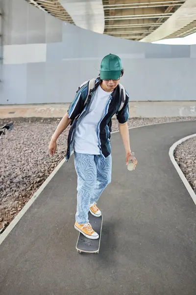 Verticale Full Length Portret Van Jonge Aziatische Man Skateboarden Buiten — Stockfoto