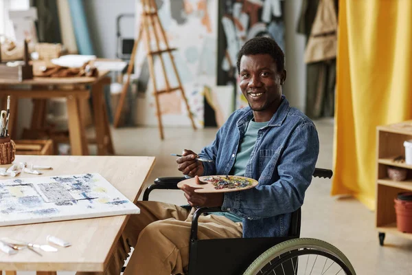 Junge Erfolgreiche Männliche Künstler Mit Behinderung Halten Palette Mit Gemischten — Stockfoto