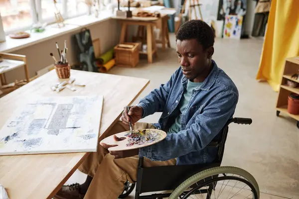Junger Afroamerikanischer Mann Mit Behinderung Mischt Farben Auf Palette Während — Stockfoto