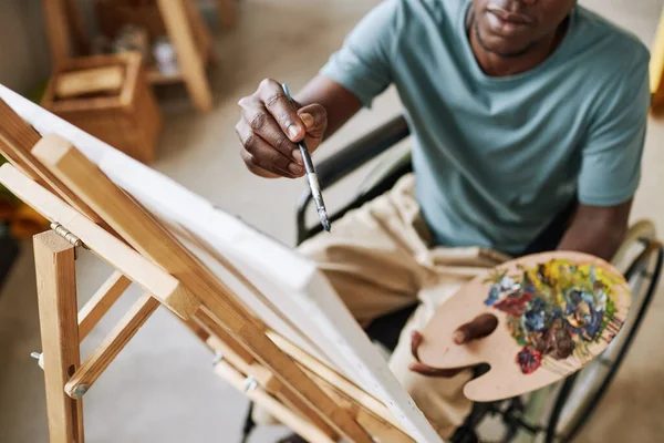 Konzentration Auf Den Pinsel Der Hand Eines Jungen Kreativen Malers — Stockfoto