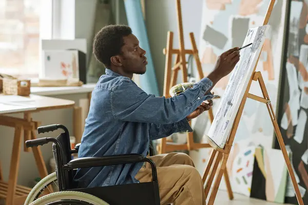 Junger Mann Mit Behinderung Malt Meisterwerk Auf Leinwand Mit Acrylfarben — Stockfoto