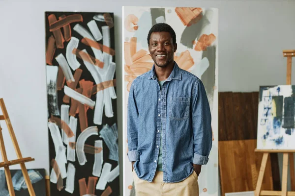 Jonge Lachende Afro Amerikaanse Ambachtsman Casualwear Achtergrond Van Abstracte Schilderijen — Stockfoto