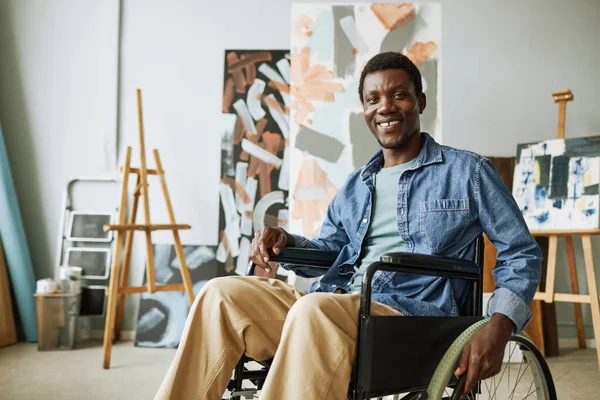 Junger Erfolgreicher Maler Freizeitkleidung Sitzt Rollstuhl Vor Der Kamera Während — Stockfoto