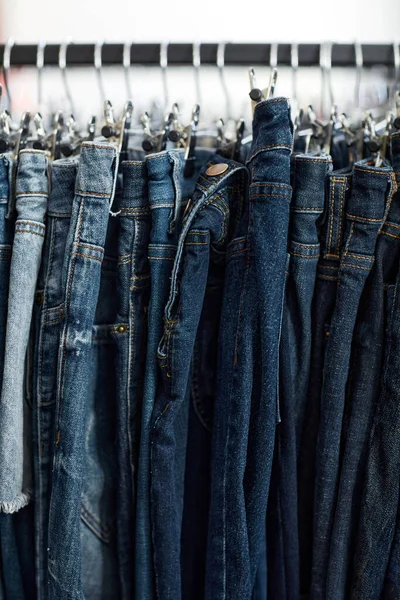 Vertical Background Image Blue Denim Jeans Row Clothing Rack Thrift — Stock Photo, Image