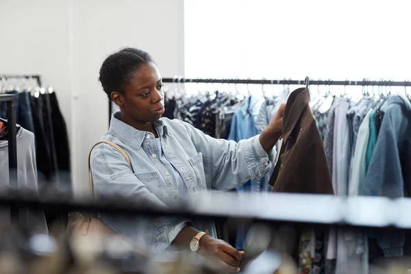 Cintura Até Retrato Mulher Negra Olhando Para Roupas Loja Thrift — Fotografia de Stock