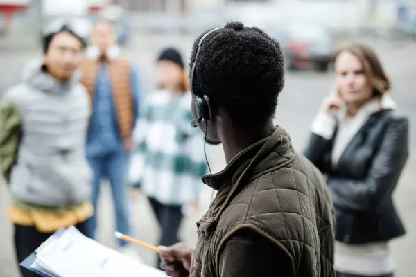 Visão Traseira Leiloeiro Usando Fone Ouvido Conversando Com Compradores Porto — Fotografia de Stock