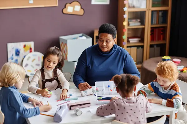 Mature African American Teacher Sitting Group Intercultural Diligent Little Learners — Stock Photo, Image
