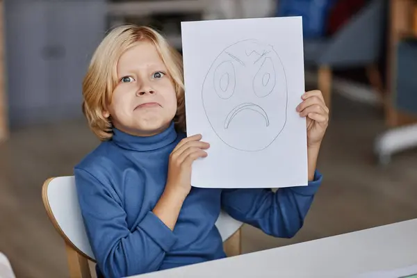 Χαριτωμένο Ξανθό Αγόρι Μιμείται Την Έκφραση Του Μελαγχολικού Προσώπου Ζωγραφισμένο — Φωτογραφία Αρχείου
