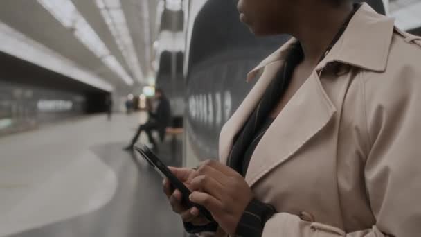 Inclinación Hacia Arriba Pasajera Negra Usando Teléfono Inteligente Mientras Apoya — Vídeos de Stock