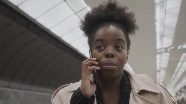 Genç Siyahi Kadının Metroda Yürürken Tren Beklerken Akıllı Telefondan Yaptığı — Stok video