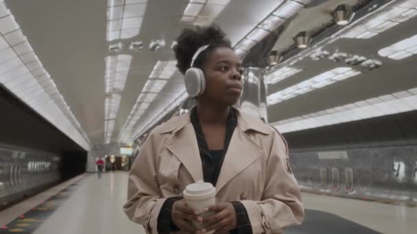 Foto Mediana Mujer Negra Joven Auriculares Inalámbricos Con Taza Café — Vídeos de Stock