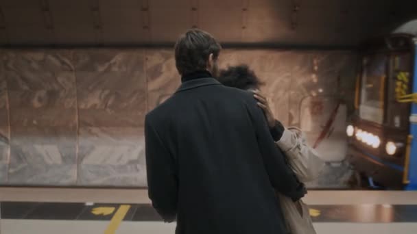年轻的多民族浪漫夫妇在地铁站跳着轻柔的舞步 火车在朦胧的背景下经过 — 图库视频影像