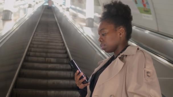 Fotografía Media Una Joven Negra Usando Smartphone Mientras Subía Escaleras — Vídeos de Stock