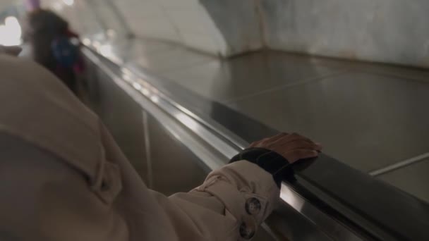 Rückansicht Der Hand Einer Jungen Schwarzen Geländer Einer Fahrenden Rolltreppe — Stockvideo