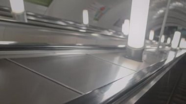 Otomatik yürüyen merdivenlerin paslanmaz çelik korkulukları yer altına iniyor.
